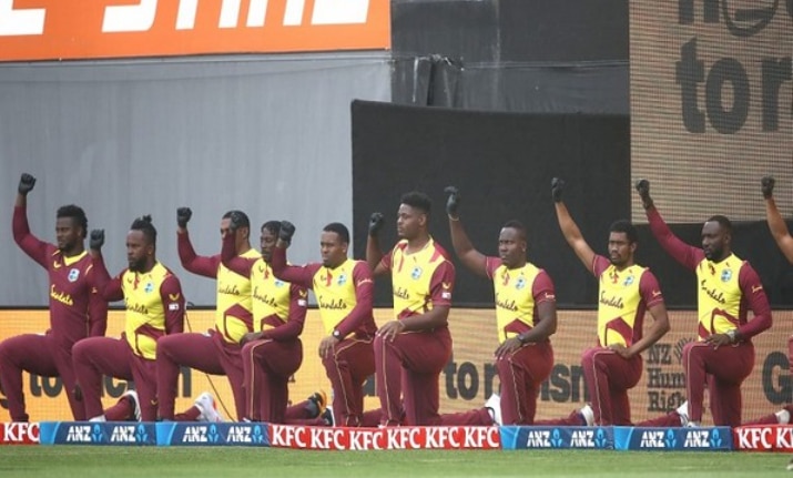 WI बनाम ENG, T20 विश्व कप: वेस्टइंडीज और इंग्लैंड ने नस्लवाद के खिलाफ लड़ाई में समर्थन दिखाने के लिए घुटने टेक दिए
