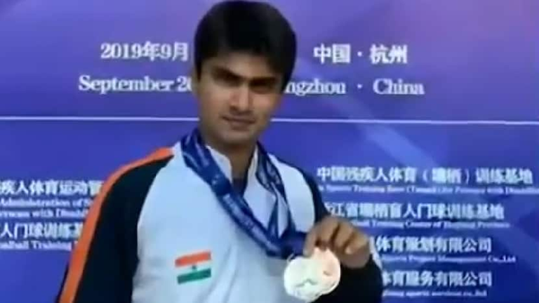 Tokyo Paralympics | Noida DM Suhas LY confirms medal; reaches Badminton finals