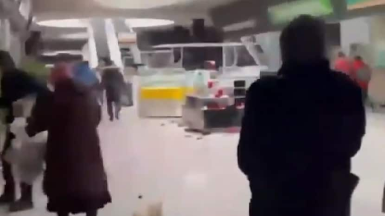 Russia Ukraine War: Locals loot the Port City, the BIGGEST Mall in Mariupol