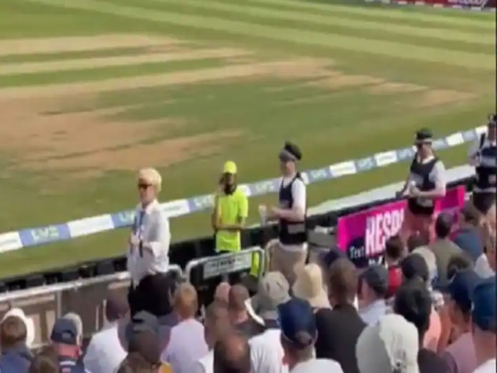 देखें वीडियो: ब्रिटेन के पीएम बोरिस जॉनसन के कपड़े पहने आदमी ने क्रिकेट के मैदान पर दर्शकों का मनोरंजन किया