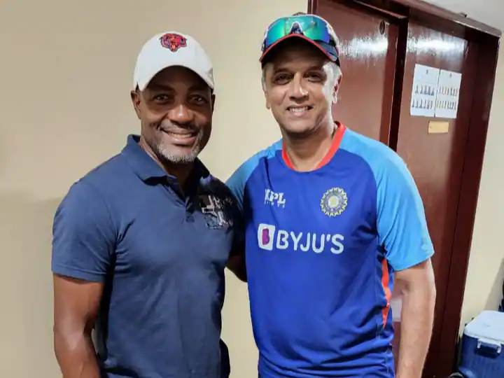 ड्रेसिंग रूम में भारतीय खिलाड़ियों से मिले ब्रायन लारा, राहुल द्रविड़ के साथ क्लिक की तस्वीर - देखें
