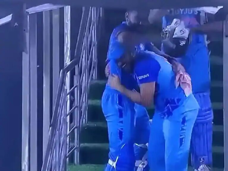 देखें: ऑस्ट्रेलिया के खिलाफ भारत की उत्कृष्ट श्रृंखला जीत के बाद रोहित शर्मा ने विराट कोहली को गले लगाया