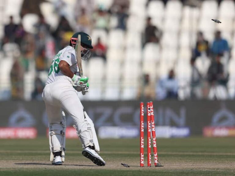 देखें: मुल्तान टेस्ट के दौरान पाकिस्तान के प्रशंसकों ने ‘जिम्बाबर’ बाबर आज़म को बू किया, वीडियो वायरल