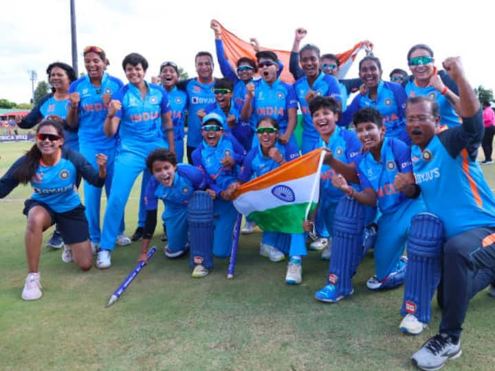 U19 T20 विश्व कप: ब्लू लिफ्ट ICC ट्रॉफी में महिलाओं के रूप में हर जगह समारोह - तस्वीरें देखें
