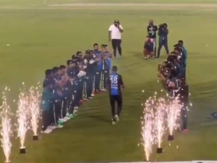 पाकिस्तान के शोएब मलिक को अपना 500वां टी-20 खेलने के लिए गार्ड ऑफ ऑनर दिया गया।  घड़ी