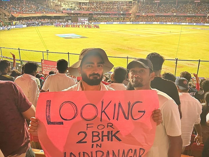 RCB IPL मैच के दौरान 'इंदिरानगर में 2 BHK' के प्लेकार्ड के साथ पोज़ देता शख्स, तस्वीर वायरल
