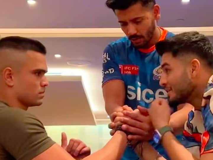 IPL 2023: MI Vs SRH क्लैश से पहले अर्जुन तेंदुलकर आर्म-रेसल्स - देखें वीडियो
