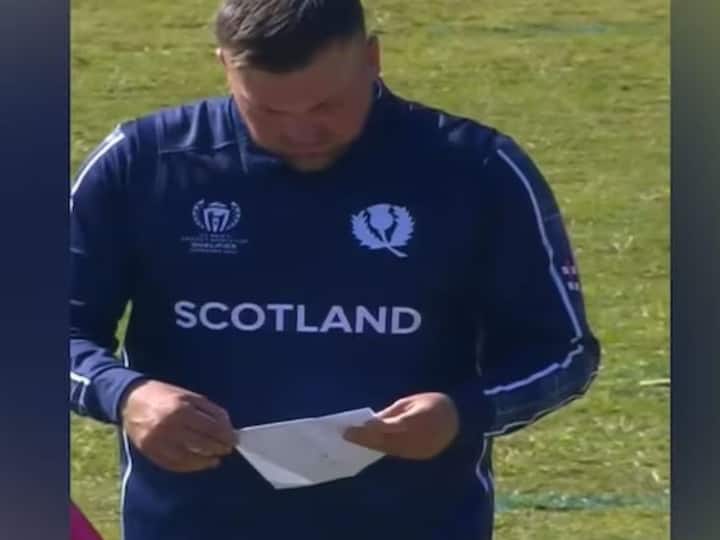 आईसीसी विश्व कप क्वालीफायर में गेंदबाजी करने से पहले स्कॉटलैंड के गेंदबाज ने 'स्क्रिप्ट पढ़ी', वीडियो जारी 
