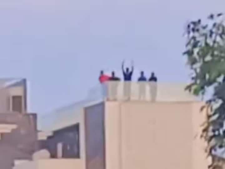 एमएस धोनी ने जन्मदिन पर घर की छत से प्रशंसकों का हाथ हिलाया, वीडियो वायरल