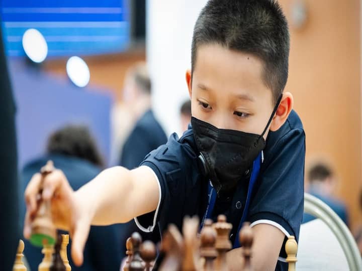 8-वर्षीय शतरंज प्रतिभा ने प्रशंसकों को चौंका दिया, पांच ग्रैंडमास्टर्स को हराया