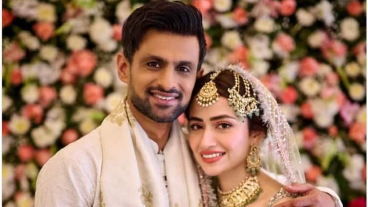 सानिया मिर्जा से अलग होने के बाद पाकिस्तानी क्रिकेटर शोएब मलिक ने एक्टर सना जावेद से शादी कर ली है
