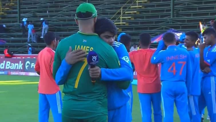 IND U19 के कप्तान उदय सहारन ने रोते हुए SA U19 कप्तान को सांत्वना दी
