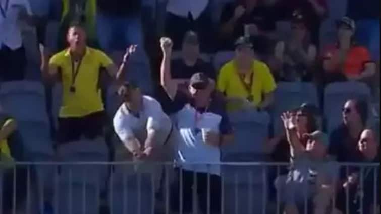 AUS बनाम WI तीसरे टी20 में रदरफोर्ड के छक्का जड़ने पर फैन ने ड्रिंक पकड़ते हुए एक हाथ से पकड़ लिया