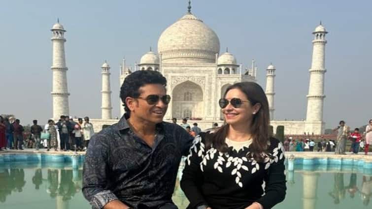 वैलेंटाइन डे के बाद सचिन तेंदुलकर और पत्नी ने किया ताज महल का दौरा
