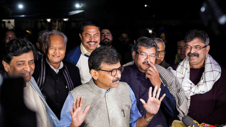 'बीजेपी महाराष्ट्र में राजनीतिक वेश्यालय चला रही है': राज्य के शीर्ष नेताओं के 'भगवा' बनने पर संजय राउत
