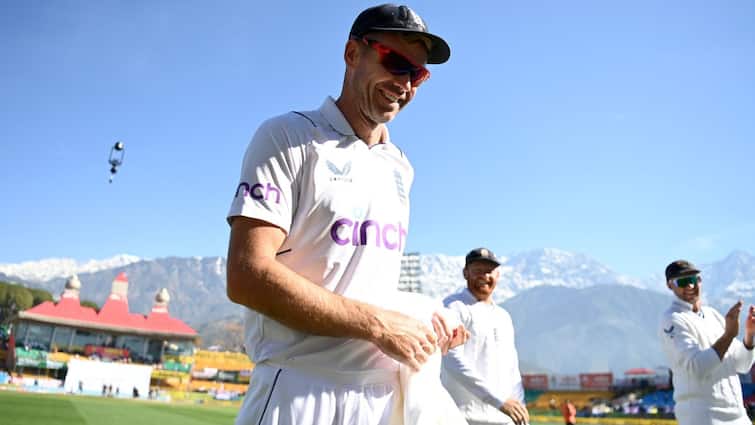 जेम्स एंडरसन क्रिकेट के इतिहास में 700 टेस्ट विकेट तक पहुंचने वाले पहले तेज गेंदबाज बन गए
