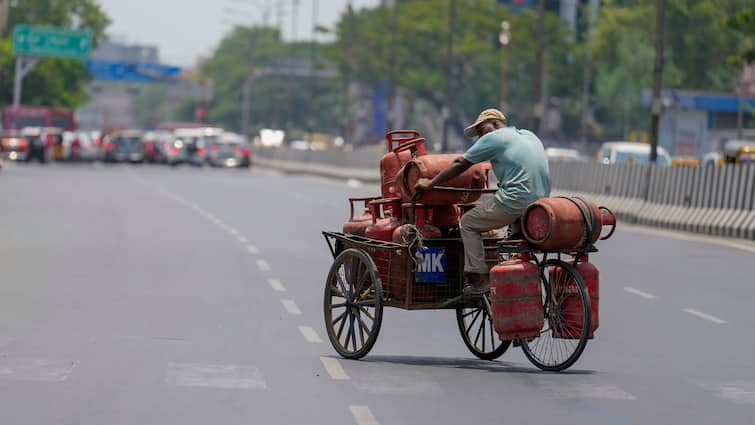 लोकसभा चुनाव: सरकार ने उज्ज्वला लाभार्थियों के लिए 300 रुपये की एलपीजी सब्सिडी मार्च 2025 तक बढ़ाई
