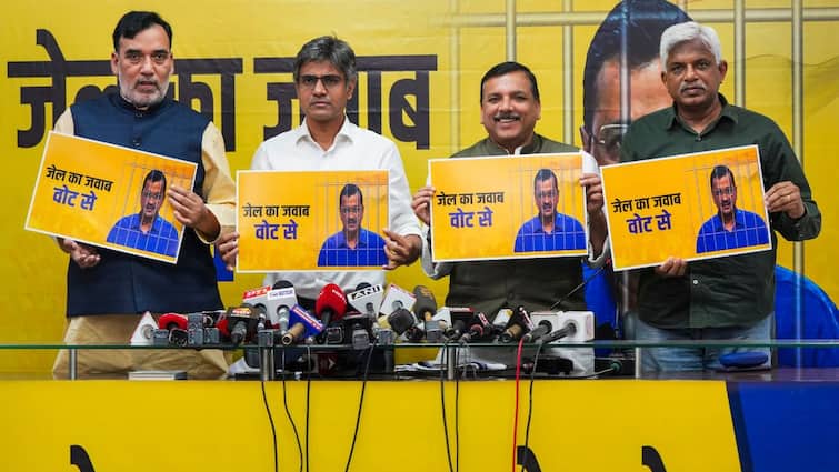 AAP ने सीएम केजरीवाल की गिरफ्तारी के खिलाफ दिल्ली में 'जेल का जवाब वोट से' डोर-टू-डोर अभियान शुरू किया

