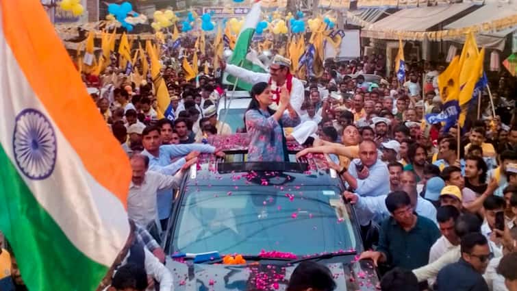 'दिल्ली के मुख्यमंत्री को उनकी आवाज दबाने के लिए जेल भेजा गया': केजरीवाल की पत्नी ने लोकसभा चुनाव से पहले रोड शो किया
