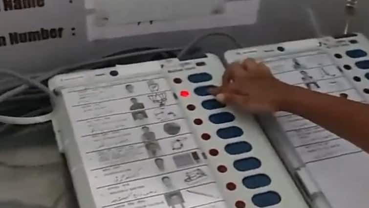 मध्य प्रदेश में भाजपा नेता के नाबालिग बेटे को वोट डालते हुए दिखाने वाला वीडियो सामने आने पर विवाद खड़ा हो गया
