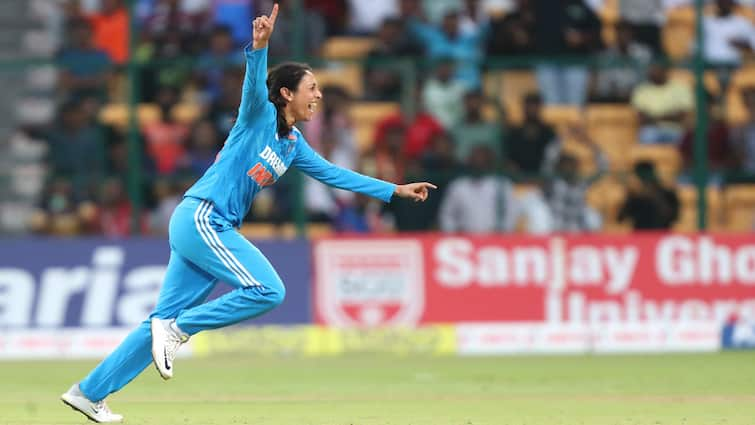 M Chinnaswamy Stadium Goes Berserk Smriti Mandhana Picks Up Maiden ODI Wicket WATCH India Women South Africa Women M. Chinnaswamy Stadium Goes Berserk As Smriti Mandhana Picks Up Maiden ODI Wicket — WATCH