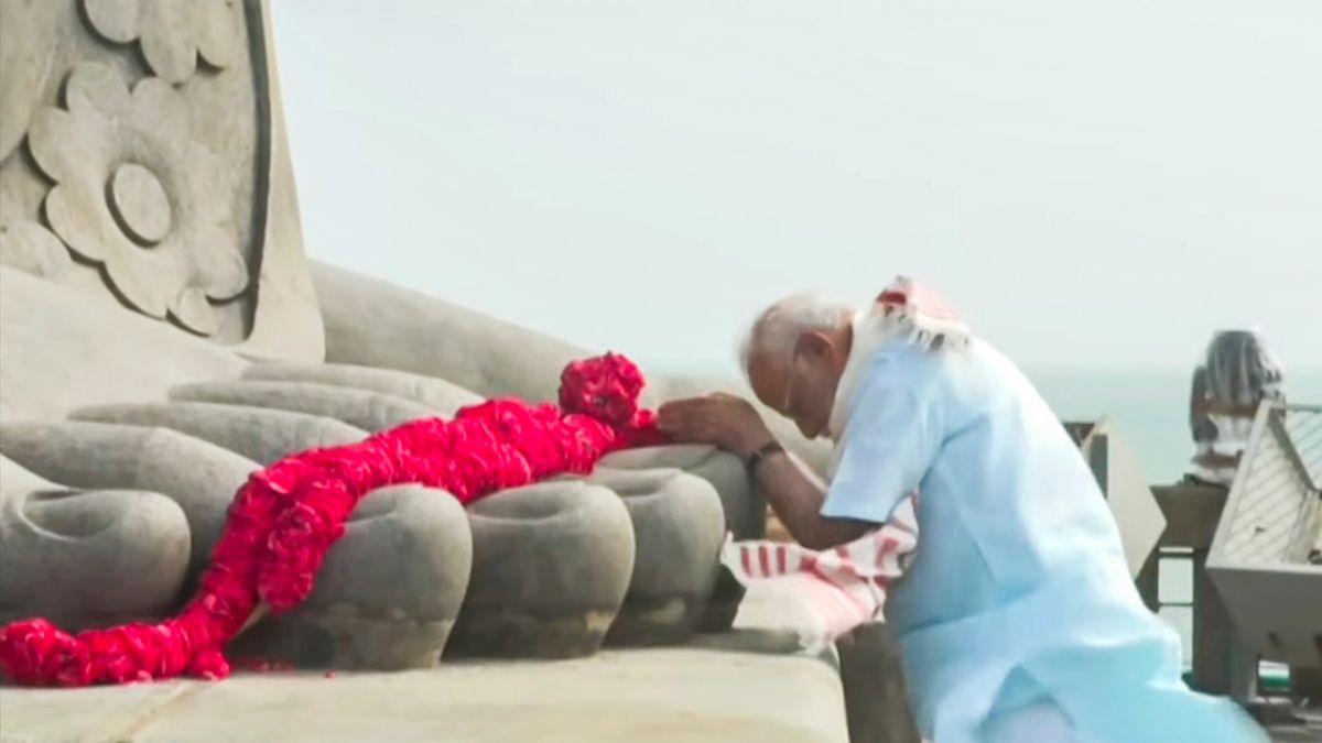 नरेंद्र मोदी ने कन्याकुमारी में तिरुवल्लुवर प्रतिमा पर श्रद्धांजलि अर्पित की।