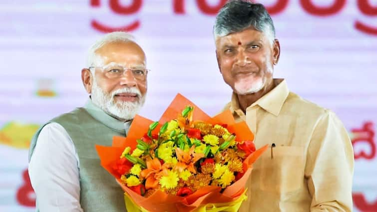 PM Modi Andhra Pradesh CM Chandrababu Naidu Oath Taking Ceremony PM Modi & Andhra CM Chandrababu Naidu Share Special Moment At Oath Ceremony — WATCH