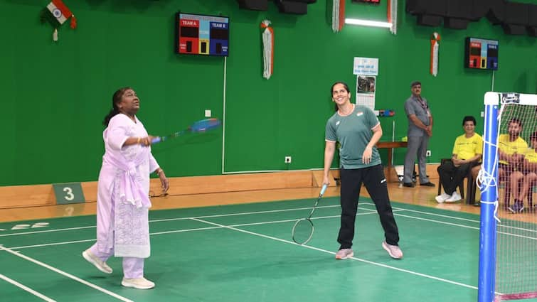 President Droupadi Murmu Plays Badminton With Saina Nehwal Viral Video Watch Rashtrapati Bhawan President Droupadi Murmu Plays Badminton With Ace Shuttler Saina Nehwal, Video Goes Viral- WATCH