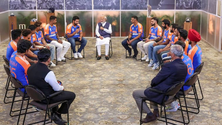 Team India In Splits Rohit Sharma PM Narendra Modi Asks Captain About Walk Collect T20 World Cup Trophy Watch Viral Video 