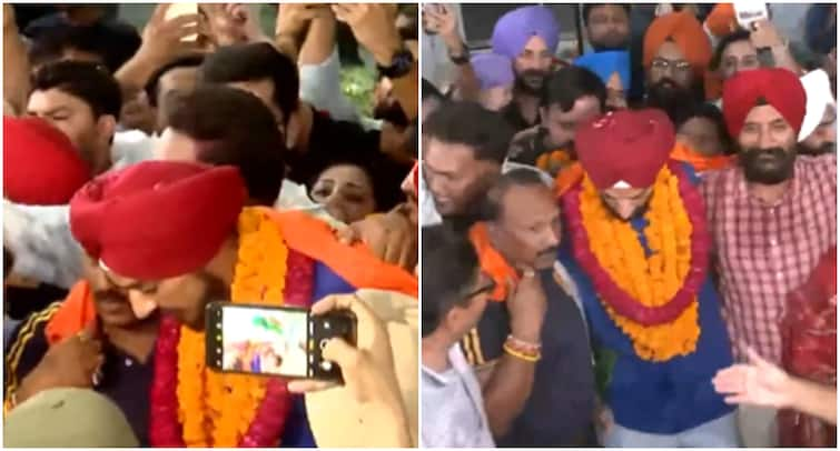 T20 World Cup Hero Arshdeep Singh Mobbed By Huge Crowd Of Fans Chandigarh Airport viral video WATCH: T20 World Cup Hero Arshdeep Singh Mobbed By Huge Crowd Of Fans At Chandigarh Airport