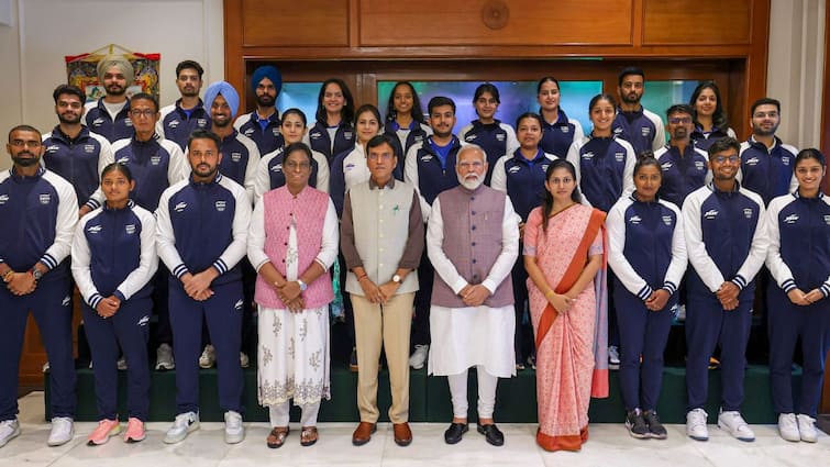 PM Modi Interaction Indian Athletes Paris Olympics 2024 Watch Video Neeraj Chopra PV Sindhu Paris Olympics: PM Modi