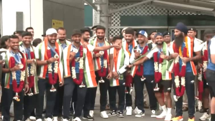 WATCH India Men Hockey Team Receive Grand Welcome After Winning Historic Bronze Medal Paris Olympics 2024 Harmanpreet Singh PR Sreejesh Delhi Airport WATCH 