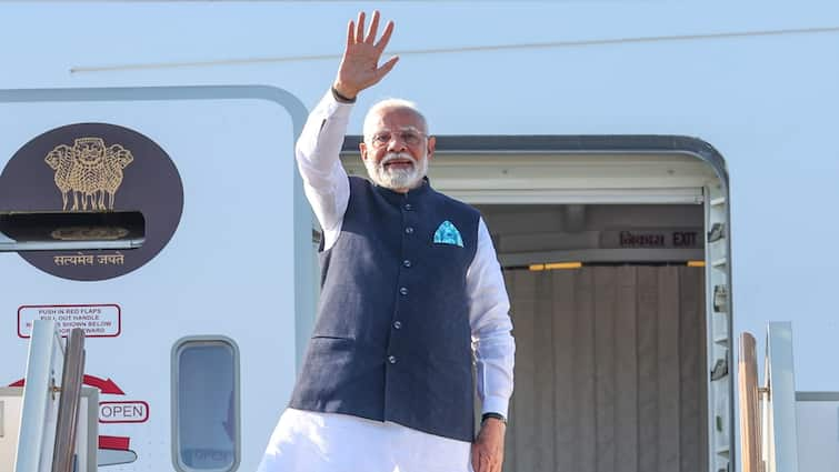 PM Narendra Modi Return To Delhi Delayed After Aircraft Faces Technical Snag At Deoghar Airport PM Modi Stranded At Deoghar Airport For 2 Hours After Aircraft Snag, Flies Back In Another Plane