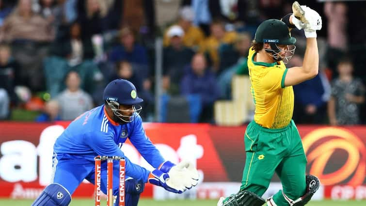 IND vs SA 2nd T20I South Africa Win Thrilling 3 Wicket  Level Series Varun Chakaravarthy 5 Wicket Haul IND vs SA 2nd T20I: South Africa Clinch Thrilling 3-Wicket Win, Level Series 1-1 Despite Varun Chakaravarthy