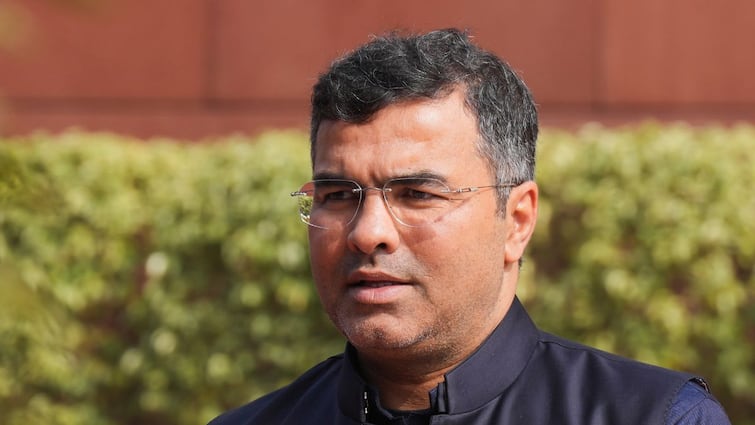 Delhi Elections 2025 Complaint Filed Against BJP Leader Parvesh Verma For Distributing Cash To Voters Delhi Elections: Complaint Filed Against BJP Leader Parvesh Verma For Distributing Cash To Voters