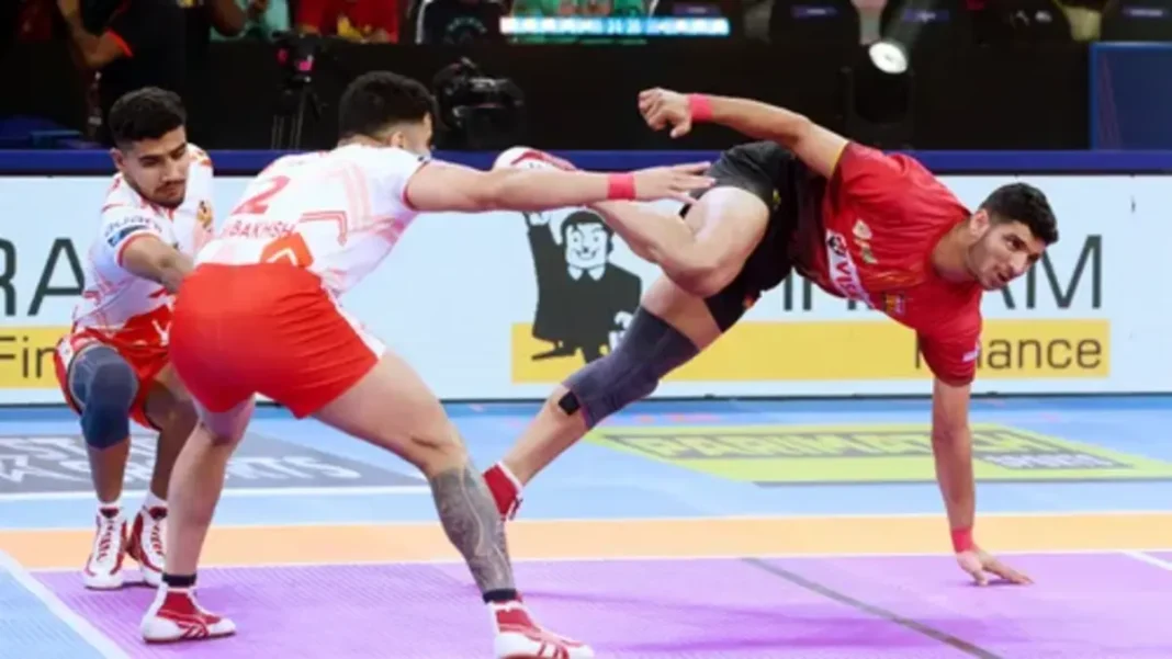 bengaluru-bulls-draw-gujarat-giants-pkl-11-pro-kabaddi-league-raid-tackle-points-match-highlights-scorecard-report-pune PKL Season 11: Bengaluru Bulls, Gujarat Giants Open Pune-Leg With An Entertaining Draw