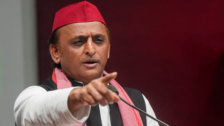 Samajwadi Party chief Akhilesh Yadav defended AAP leader Arvind Kejriwal against criticism from Yogi Adityanath 