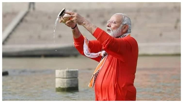 PM Modi At Maha Kumbh Sangam Holy Bath Political Move AAP Cites 