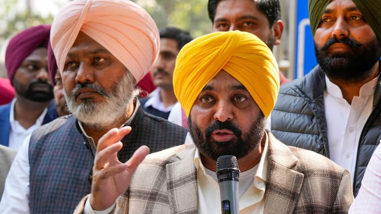 Bhagwant Mann Hits Back At Congress Over AAP Punjab Legislators Exodus Claim Count Your MLAs 