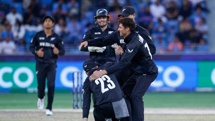 glenn phillips stunning catch icc champions trophy 205 final virat kohli shubman gill wicket watch viral video 