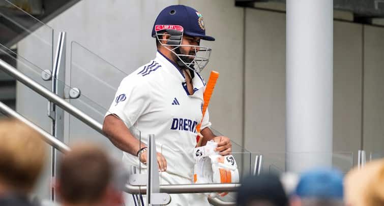 Rishabh Pant Hobbles To Crease Crowd Roars In IND vs ENG Manchester Test Rishabh Pant Hobbles To Crease, Crowd Roars In Manchester Test - WATCH