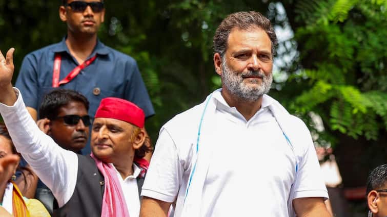 Rahul Gandhi Shown Black Flags By BJP Workers In Arrah Bihar Gives Candies Video WATCH: Rahul Gandhi