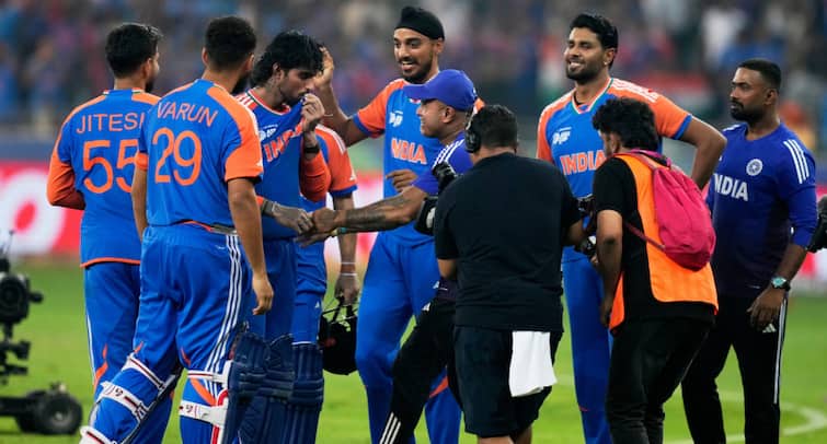 Varun Chakaravarthy Hardik Pandya Post Cup Celebrations India Asia Cup Victory Varun Chakaravarthy, Hardik Pandya Post “Cup” Celebrations After India’s Asia Cup Victory