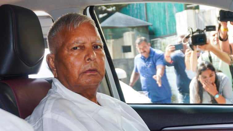 Lalu Tejashwi Yadav Reach Delhi As Mahagathbandhan Seat Sharing Talks Continue Lalu, Tejashwi Yadav Reach Delhi As Mahagathbandhan Seat-Sharing Talks Continue