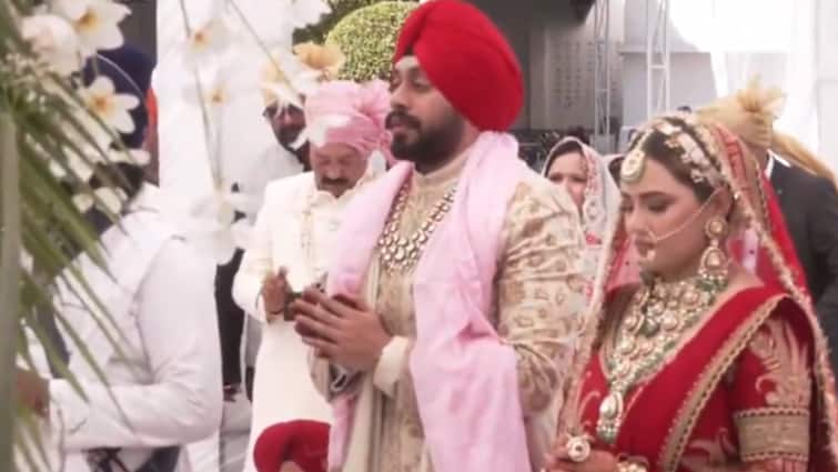 abhishek-sharma-sister-komal-sharma-wedding-amritsar WATCH: “I Am Missing My Brother” Says Abhishek Sharma’s Sister As She Ties The Knot With Lovish Oberoi