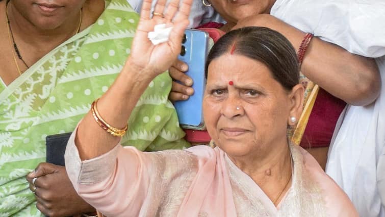 Lalu Yadav Bihar CM Choice Rabri Devi Rise Among Fodder Scam Fodder Scam Fallout: Ex-PM Gujral’s Single Question That Made Rabri Devi Bihar CM, Book Reveals