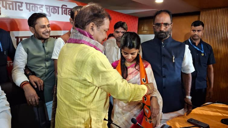 Bihar Election 2025 Folk Singer Maithili Thakur RJD MLA Bharat Bind Join BJP Bihar Election: Maithili Thakur, RJD MLA Bharat Bind Join BJP; Folk Singer Likely To Contest From Alinagar