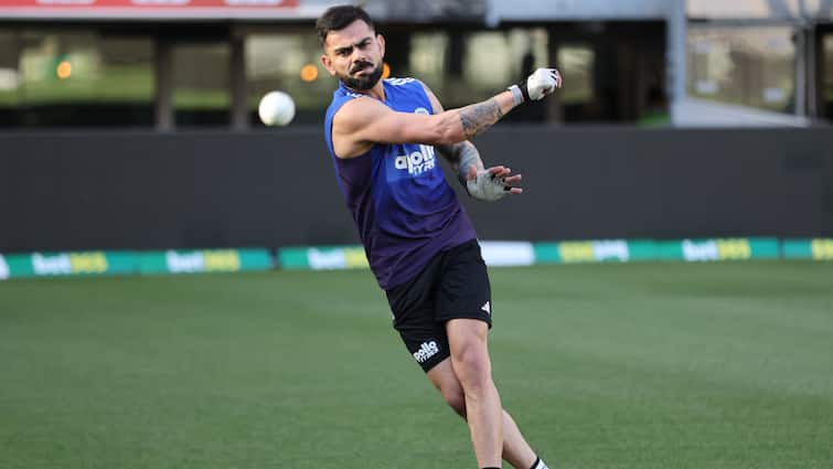 watch video fans surround virat kohli at team hotel for autographs selfies WATCH: Kohli-Mania! Fans Surround Star At Team Hotel For Autographs, Selfies