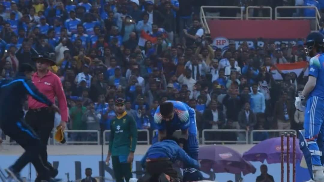 IND vs SA 1st ODI Fan Invades Field To Touch Virat Kohli’s Feet During Ranchi Match Watch Video WATCH: Fan Invades Field To Touch Virat Kohli’s Feet During Ranchi ODI