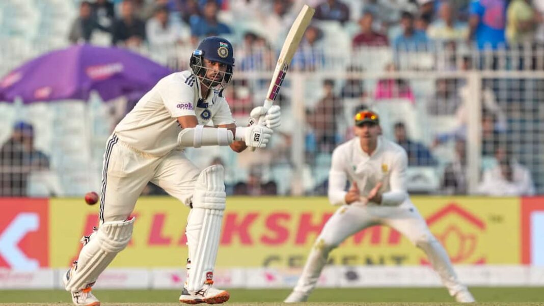 IND vs SA 2nd Test Sundar Kuldeep Hold On India 174/7 At Lunch With Follow On Looming IND vs SA 2nd Test: Sundar-Kuldeep Hold On, India 174/7 At Lunch With Follow On Looming